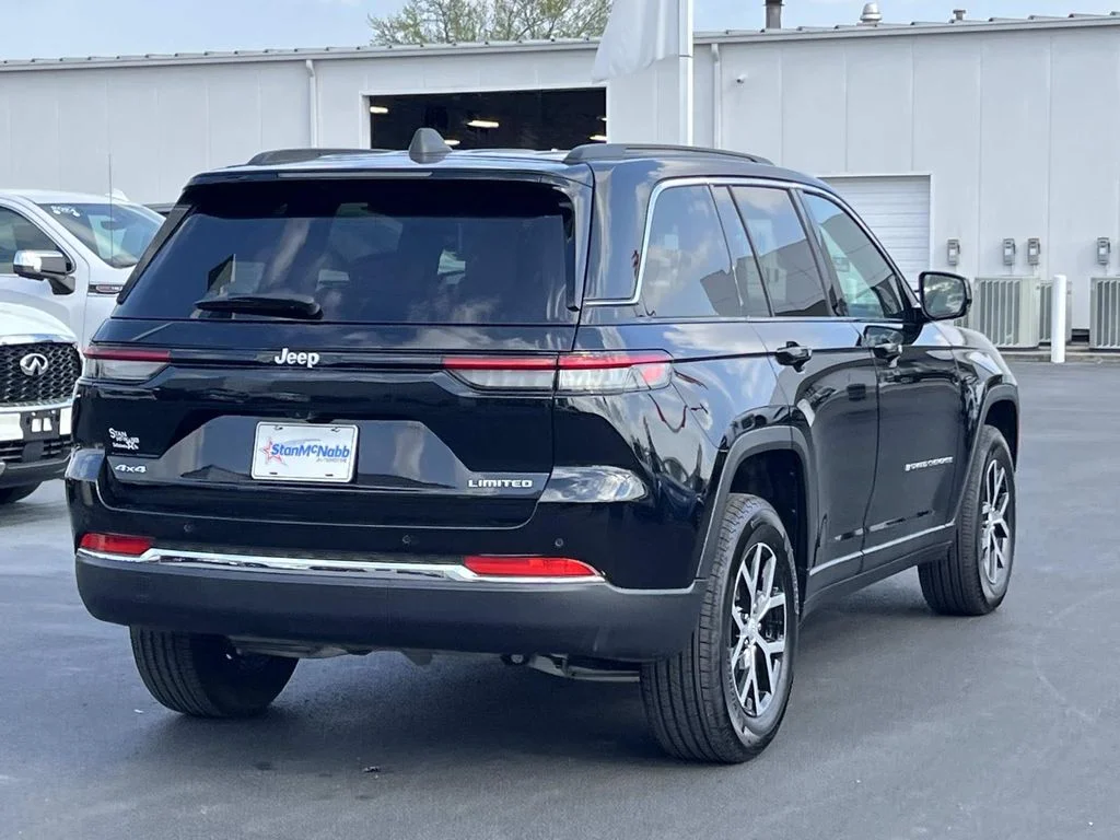 Used 2025 Diamond Black Crystal Pearlcoat Jeep Limited image 7