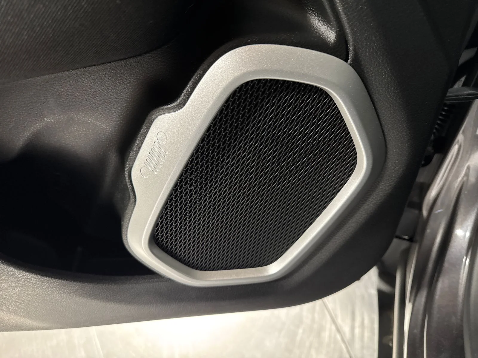 Used 2019 Crystal Metallic Jeep Sport image 17