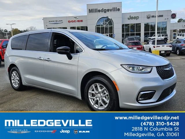 2026 Chrysler Pacifica Select's photo