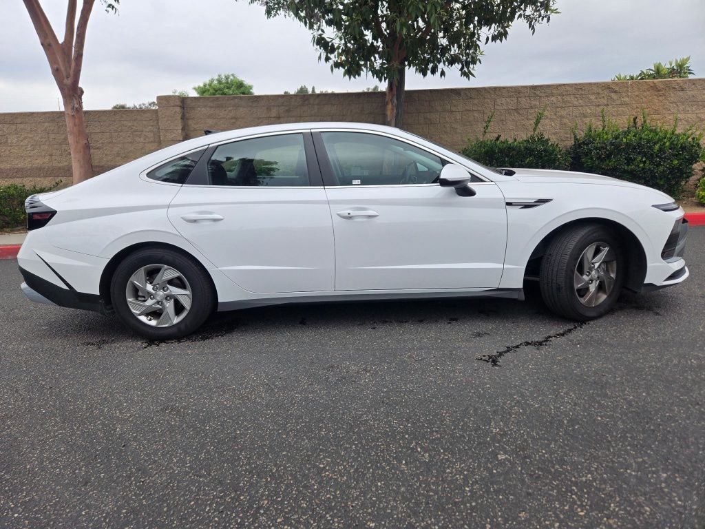 Used 2025 White Hyundai SE image 9