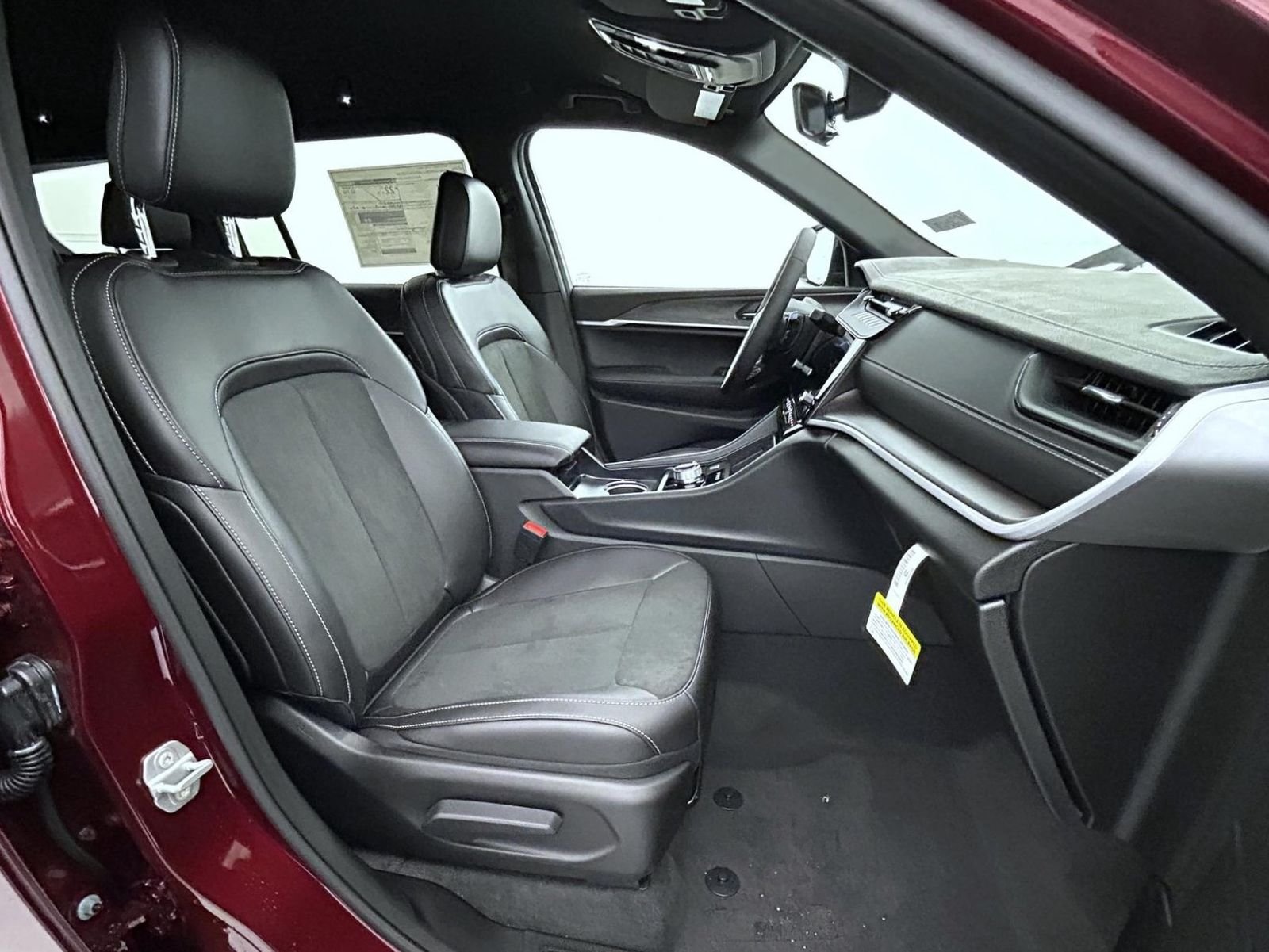 New 2026 Velvet Red Pearl-Coat Exterior Paint Jeep Altitude image 15