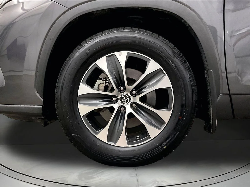 Used 2022 Gray Toyota XLE image 12