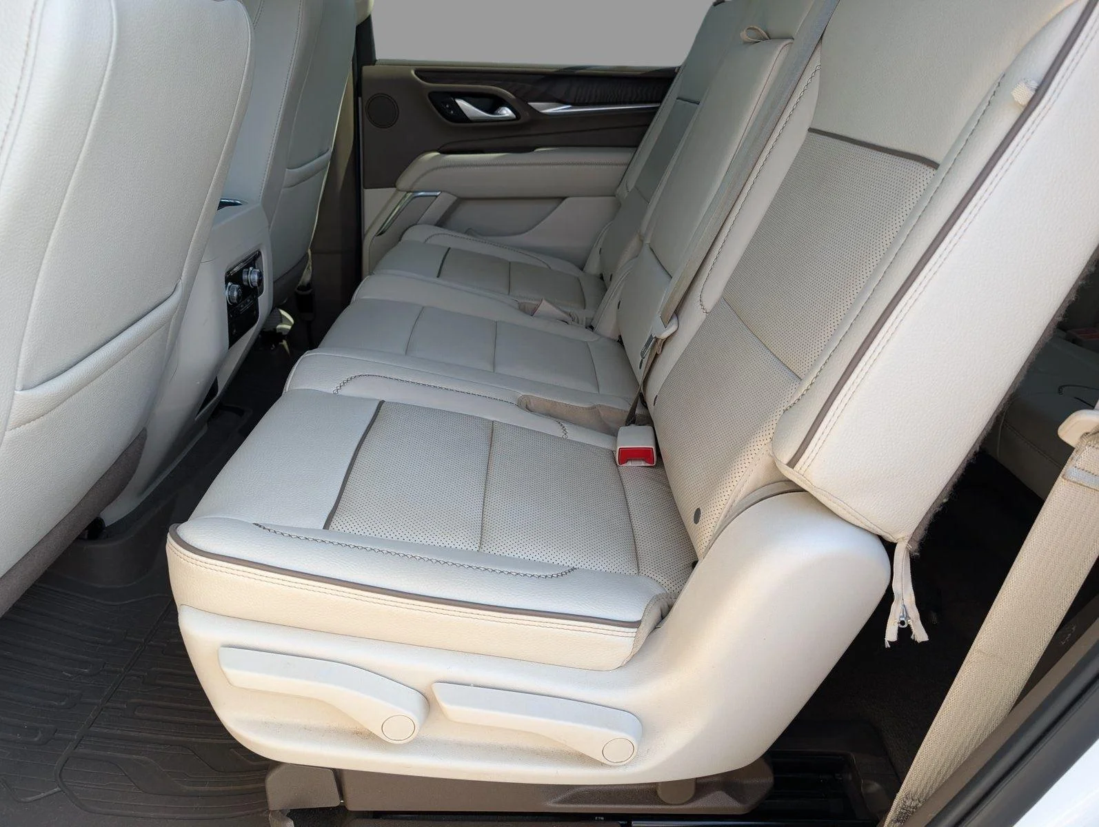 Used 2022 White Frost Tricoat GMC Denali image 34