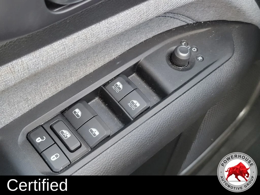 Used 2022 Silver Jeep Latitude image 27