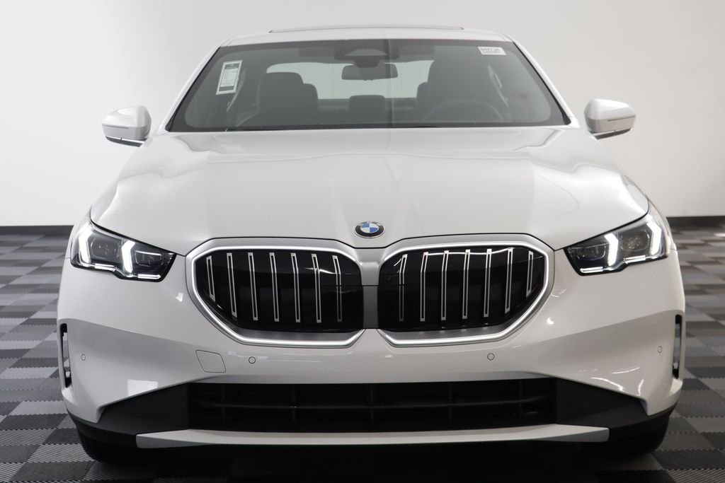 New 2026 Mineral White Metallic BMW 530i xDrive image 23