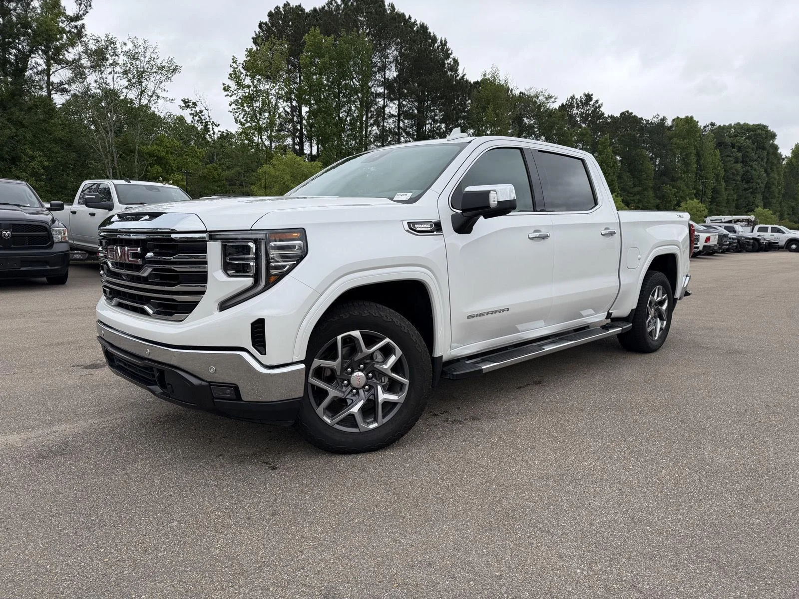 2022 GMC Sierra 4WD Crew Cab Short Box SLT's photo