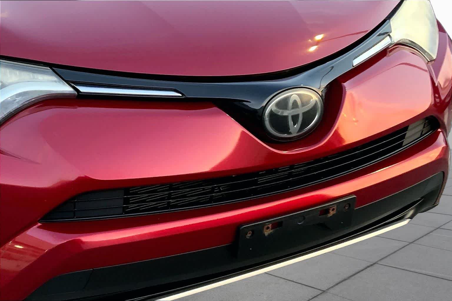 Used 2018 Ruby Flare Pearl Toyota XLE image 29