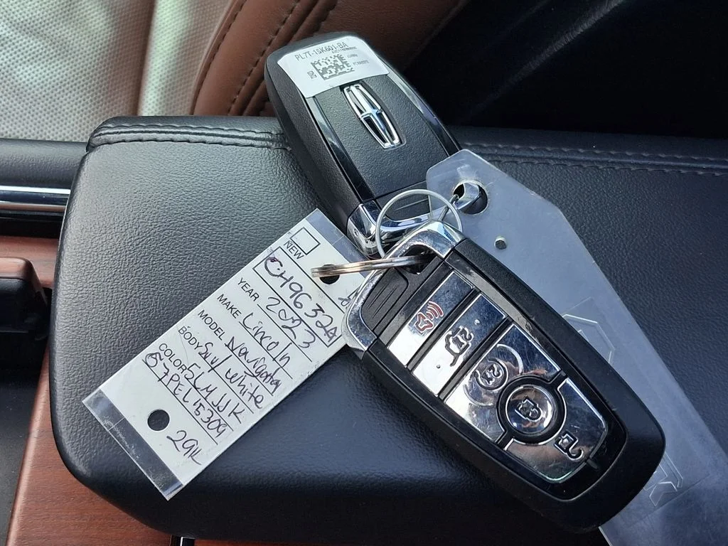 Used 2023 White Lincoln Reserve image 30
