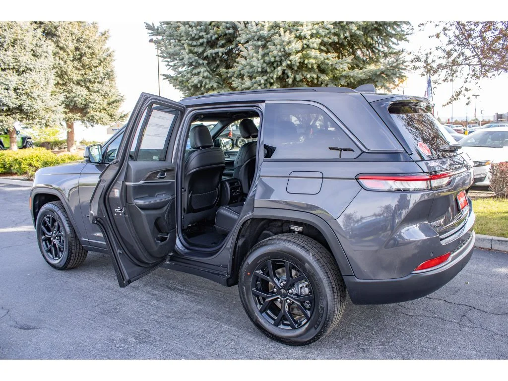 New 2026 Baltic Gray Metallic Clearcoat Jeep Laredo Altitude image 13