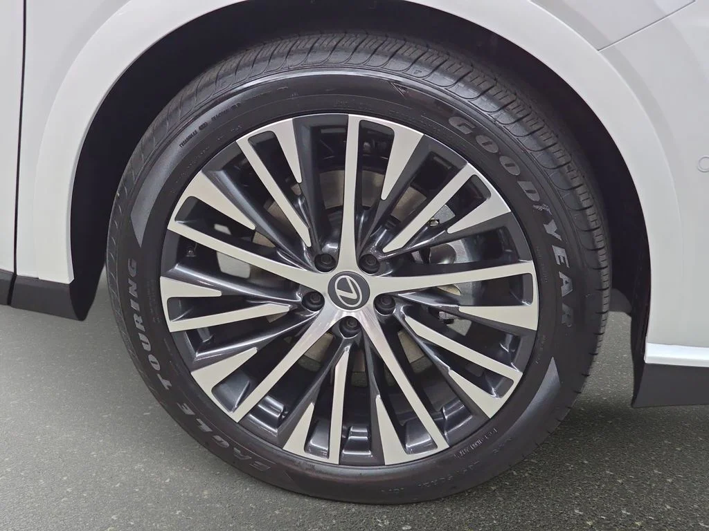 New 2026 Eminent White Pearl Lexus PREMIUM PLUS image 30