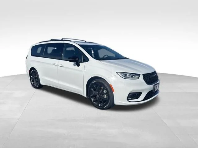 Used 2025 White Chrysler Limited image 8