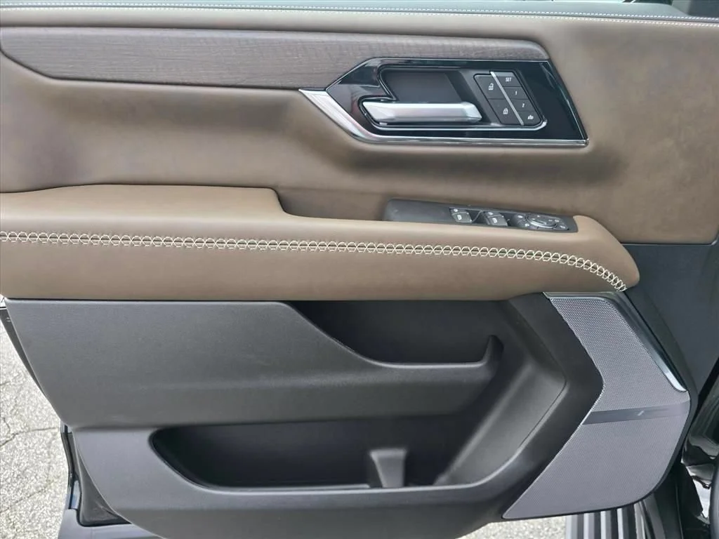 2026 GMC Yukon Denali Ultimate - Photo 8
