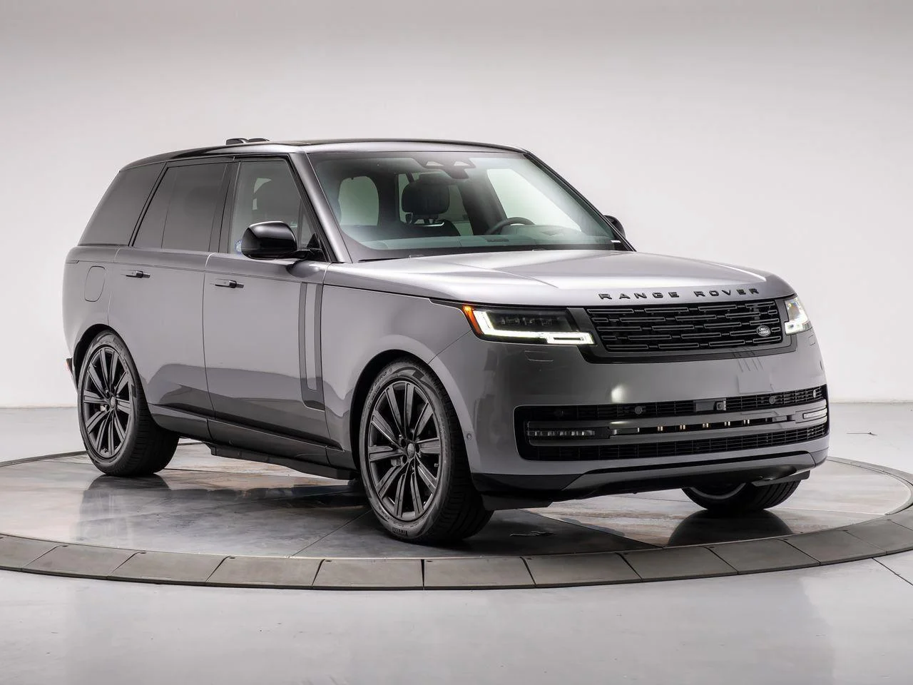 New 2026 Eiger Grey Land Rover P550e SE image 7