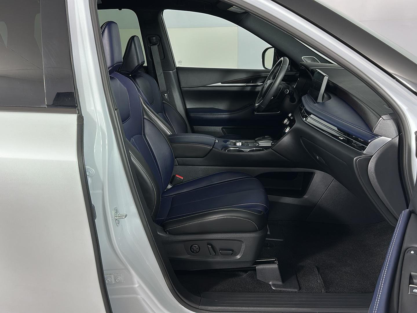 Used 2026 Radiant White/Black Obsidian INFINITI SPORT image 36