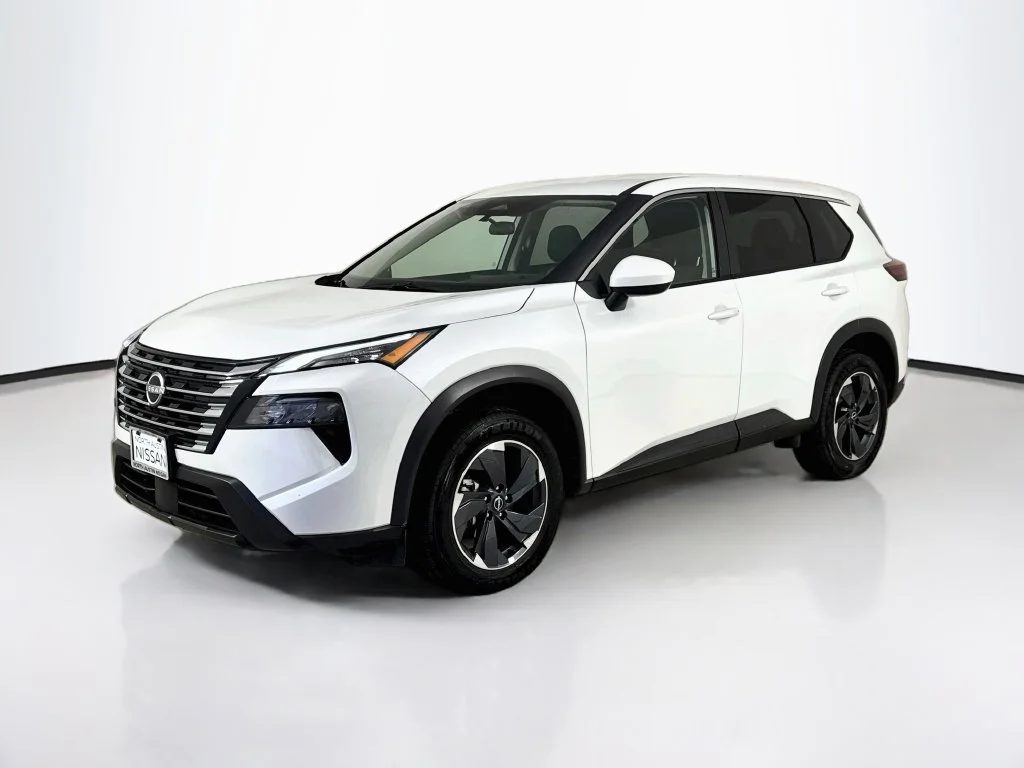 Used 2025 White Nissan SV image 3