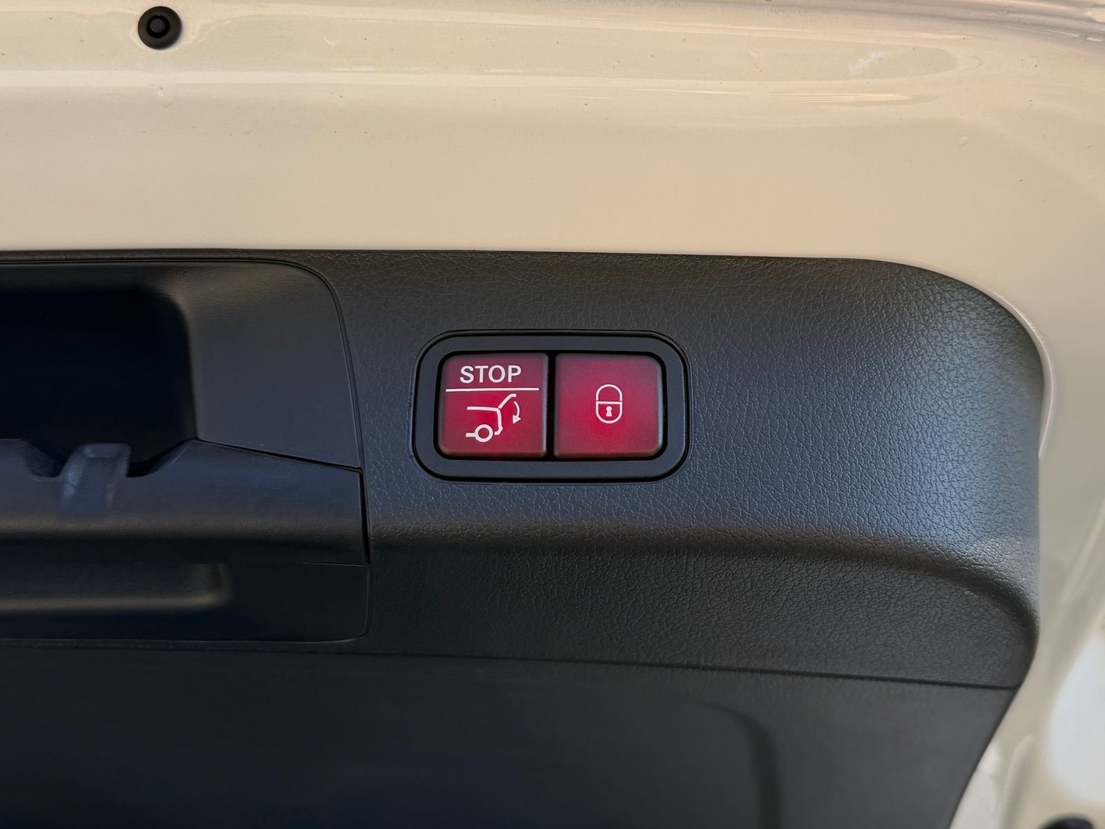 New 2026 Polar White Mercedes-Benz GLB 250 image 17