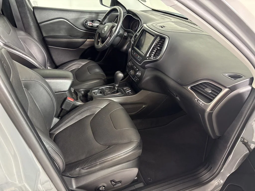 Used 2021 Gray Jeep Latitude Lux image 17