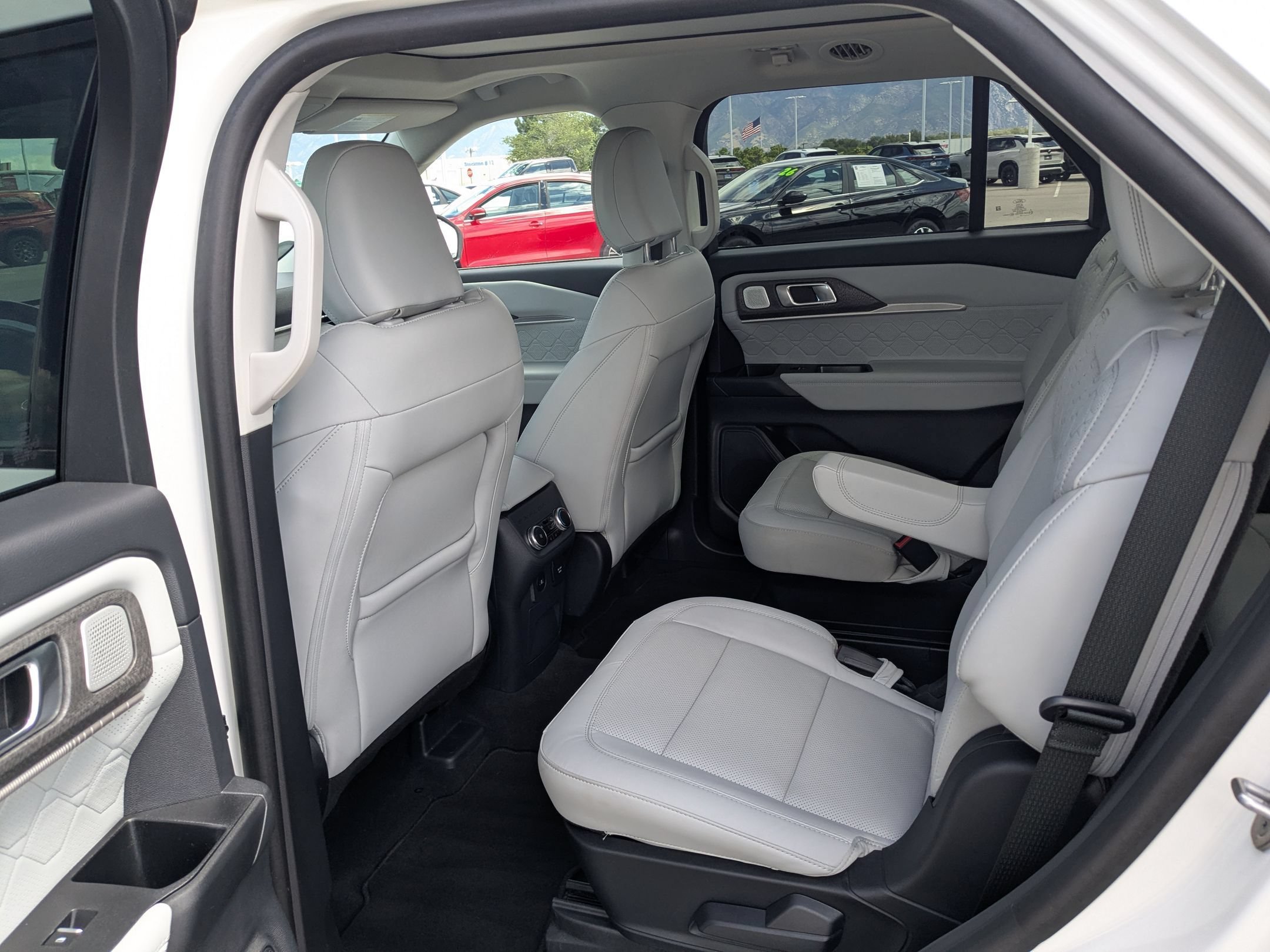 Used 2025 White Metallic Ford Platinum image 30