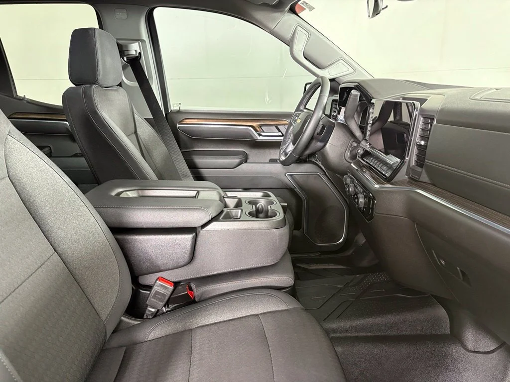 Used 2025 Black Chevrolet LT image 17