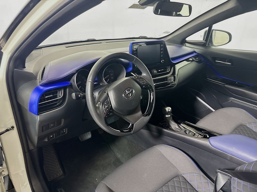 Used 2020 Blizzard Pearl w/Black Roof Toyota XLE image 10
