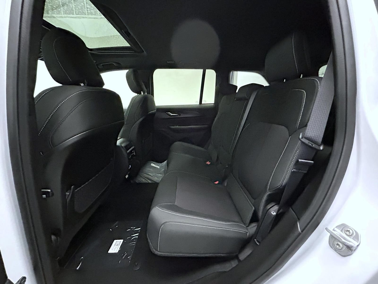 New 2026 Bright White Clear-Coat Exterior Paint Jeep Laredo X image 18