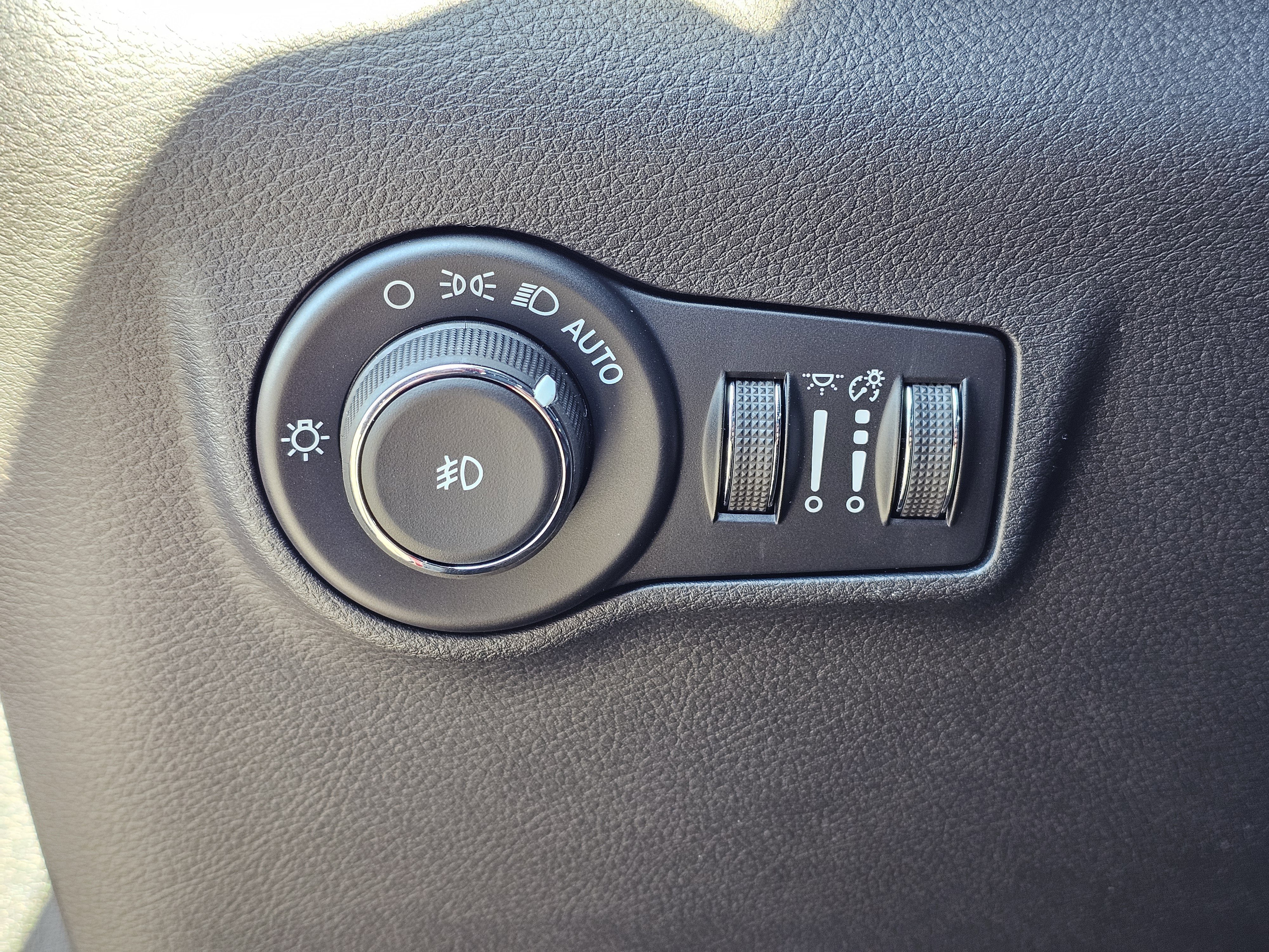 New 2026 Red Hot Pearlcoat Jeep Latitude Altitude image 16