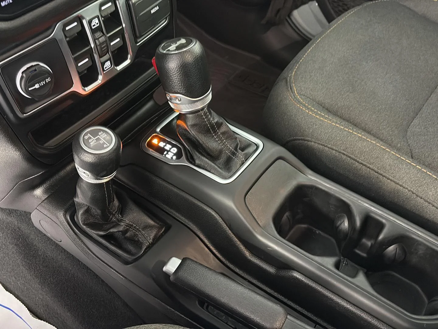Used 2024 Earl Clearcoat Jeep Sport S image 37