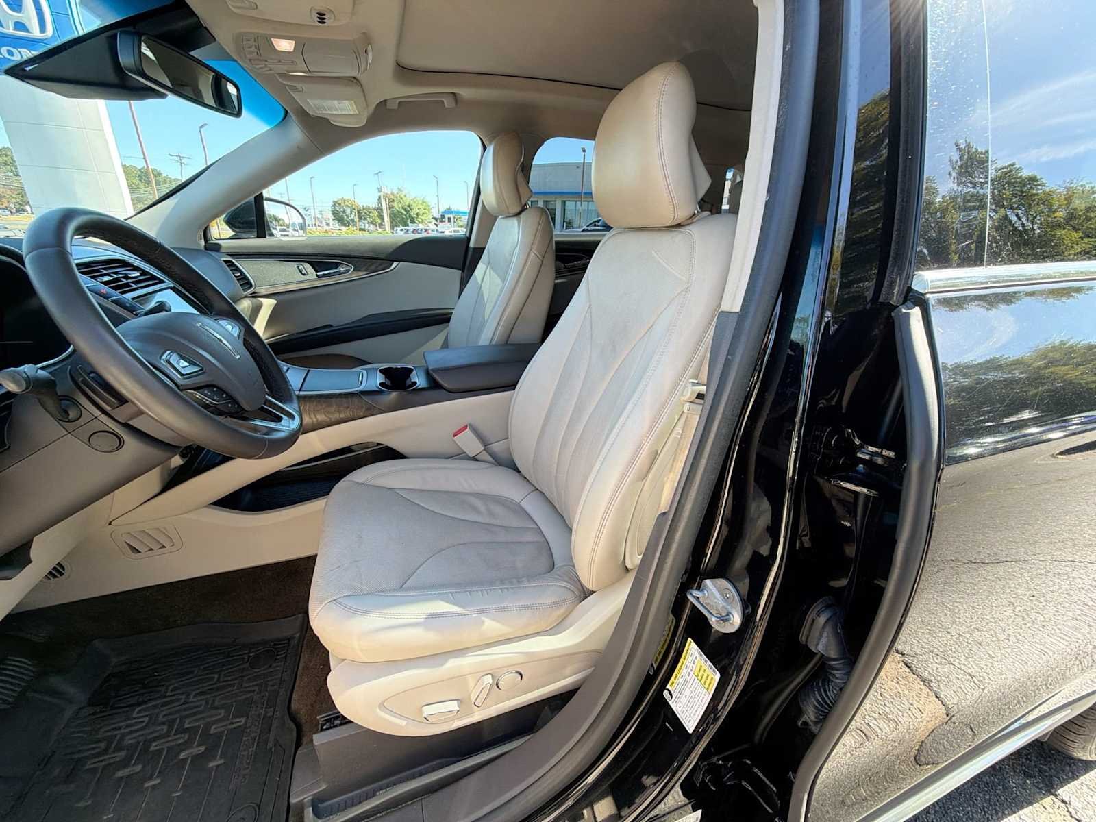 Used 2018 Black Velvet Lincoln Reserve image 21