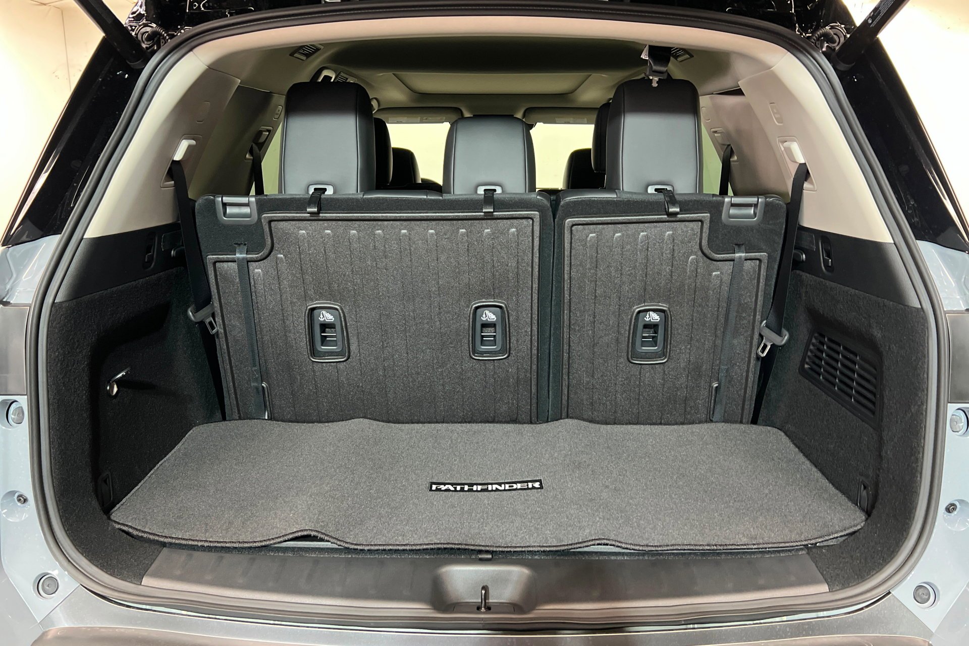 New 2026 Boulder Gray Pearl / Super Black Two-tone Nissan Platinum image 24