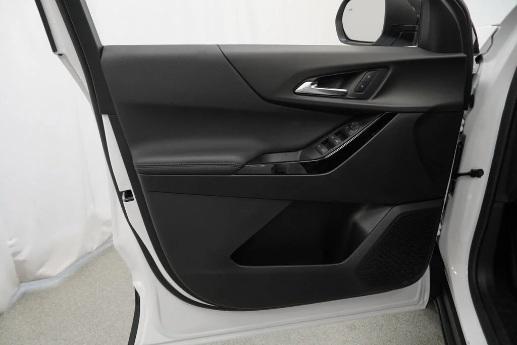 New 2027 Summit White Chevrolet LT image 22