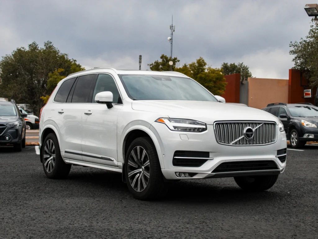 Used 2019 Crystal White Pearl Metallic Volvo Inscription image 3