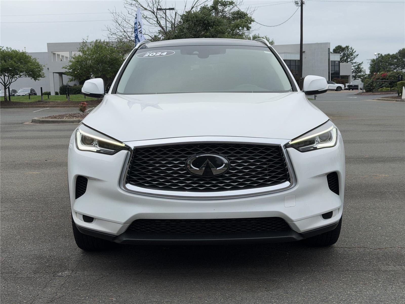 Used 2024 Lunar White INFINITI LUXE image 34