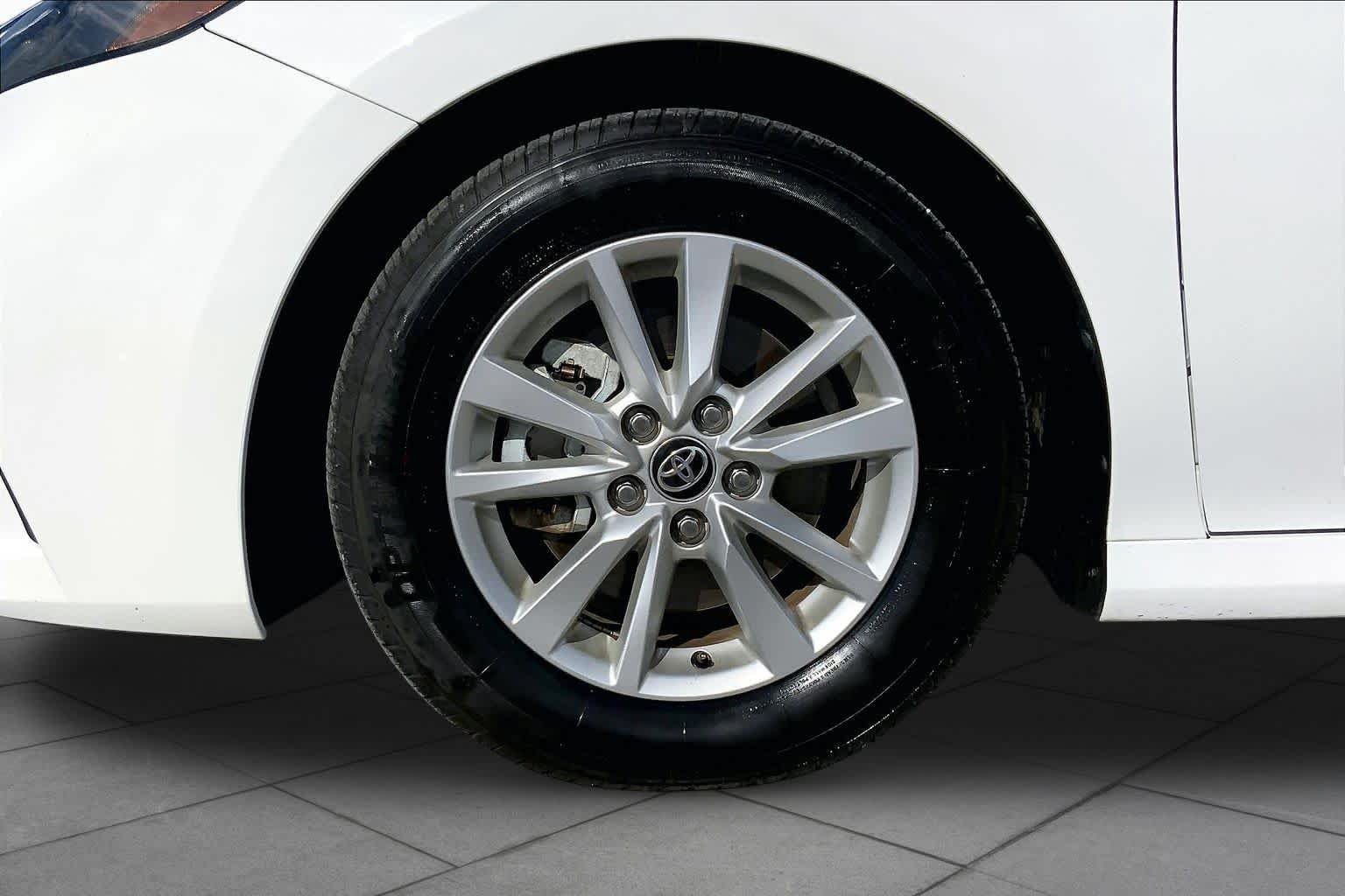 Used 2025 Ice Cap Toyota LE image 11