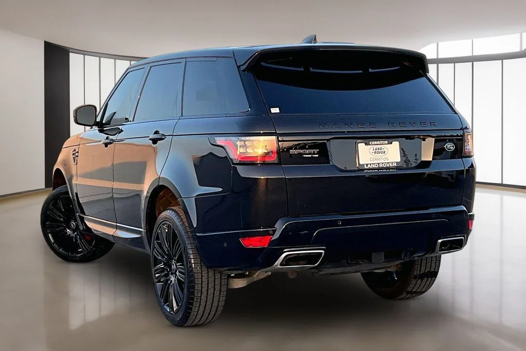 Used 2022 Black Land Rover HSE Dynamic image 4