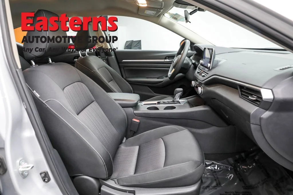 Used 2022 Silver Nissan 2.5 SV image 23