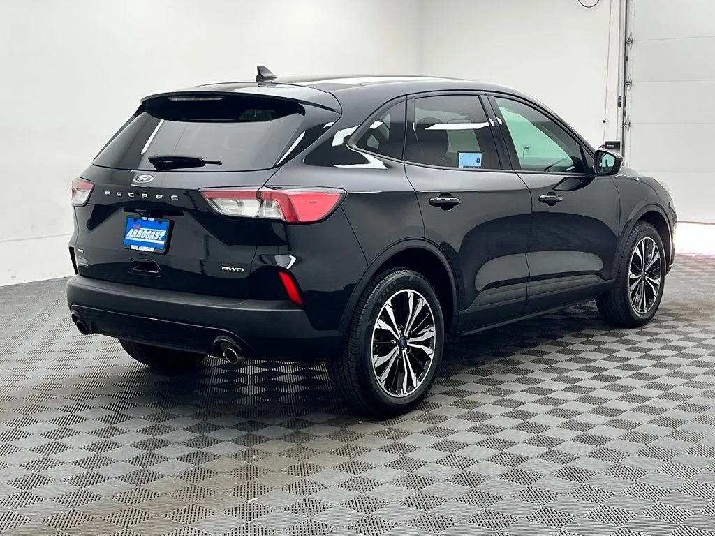 Used 2022 Black Ford SE image 8