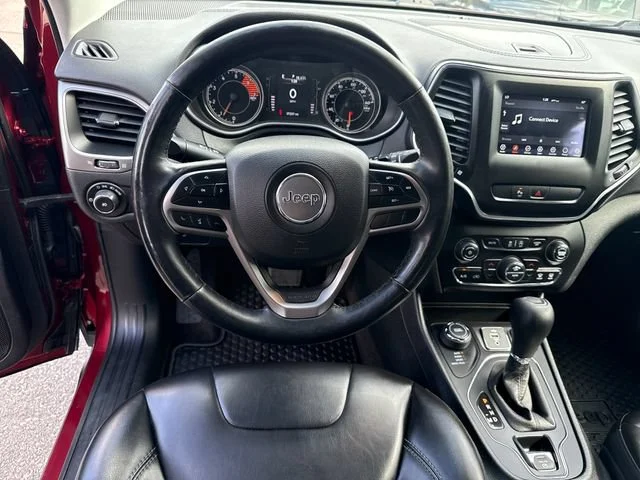 Used 2019 Velvet Red Pearlcoat Jeep Latitude Plus image 17