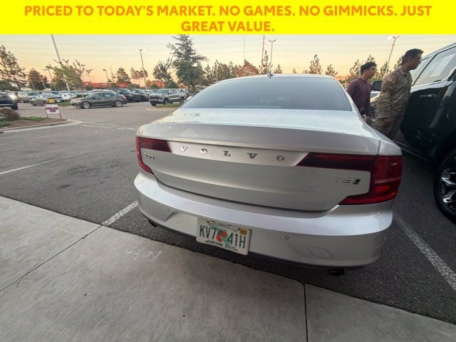 Used 2018 Silver Volvo T5 Momentum image 10