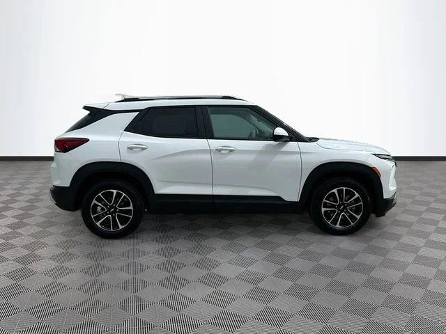 Used 2025 White Chevrolet LT image 4