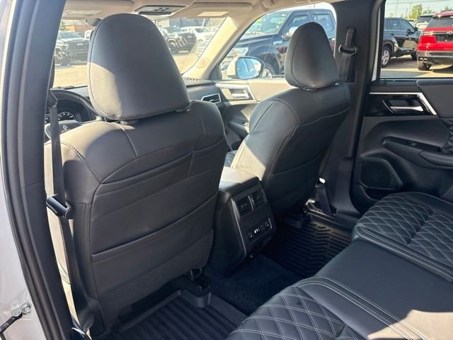 Used 2024  Mitsubishi SEL image 28