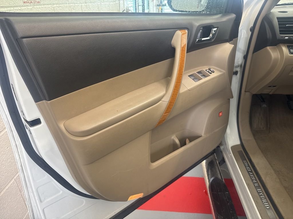 Used 2010  Toyota Limited image 13