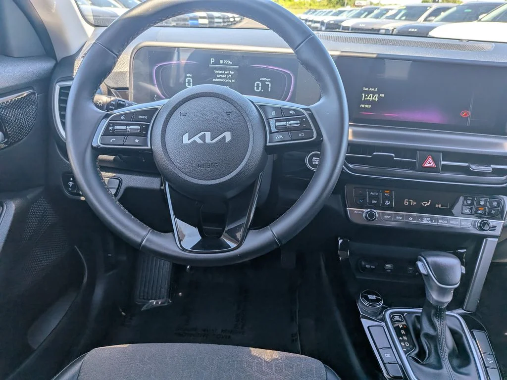 Used 2025 Snow White Pearl Kia S image 11