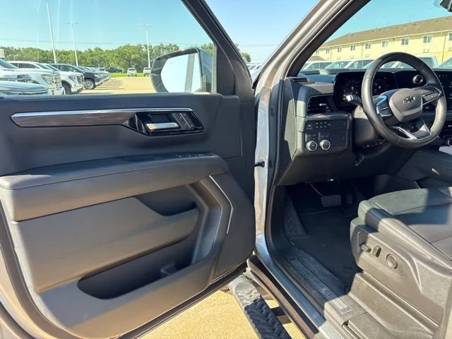 2025 Chevrolet Suburban Z71 - Photo 9