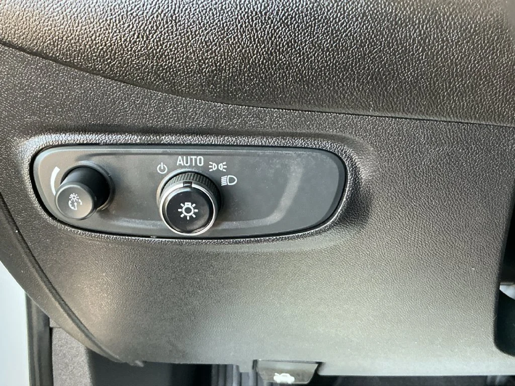 Used 2019 SUMMIT WHITE Chevrolet LT image 19