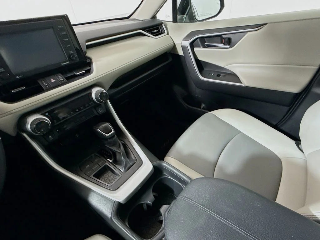 Used 2020 Silver Sky Metallic Toyota XLE Premium image 22