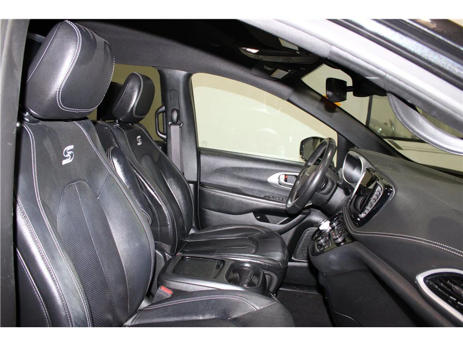 Used 2022 Brilliant Black Crystal Pearlcoat Chrysler Hybrid Touring L image 28