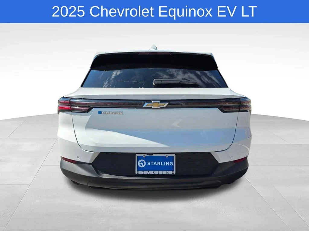 Used 2025 Summit White Chevrolet LT image 8