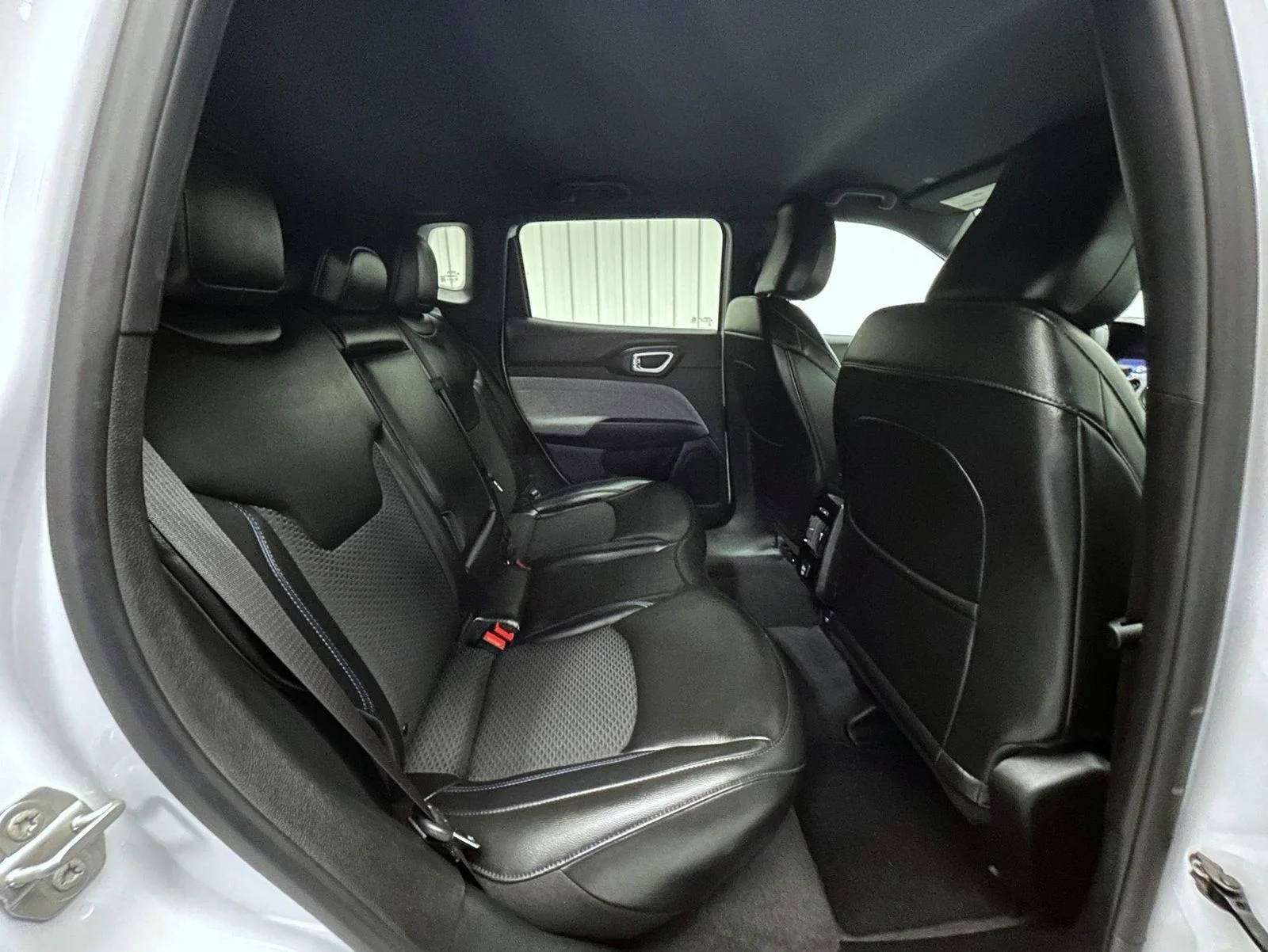 Used 2023 White Jeep Latitude image 18