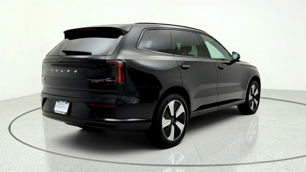 Used 2025 Onyx Black Metallic Volvo Twin Motor Performance Plus 6-Seater w/ Panoramic Roof image 5