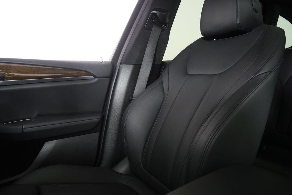 Used 2020 Dark Graphite BMW sDrive30i image 12
